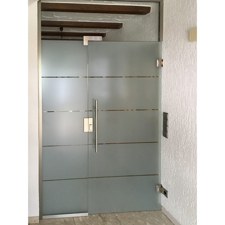 Фото - Цельностеклянная перегородка с использованием пескоструя от KenazGroup.pro
