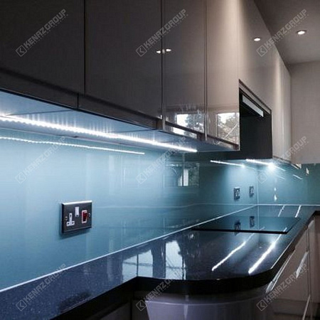 Фото графитовой кухни скинали из стекла