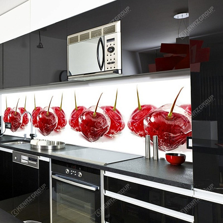 Фото черной кухни скинали из стекла