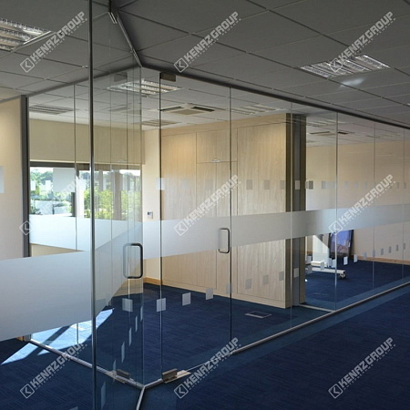 Фото - Перегородка цельностеклянная с нанесением изображения  от KenazGroup.pro