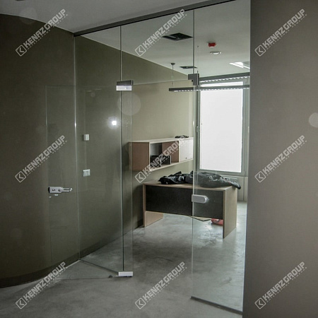 Фото - Перегородка цельностеклянная с распашной дверью  от KenazGroup.pro